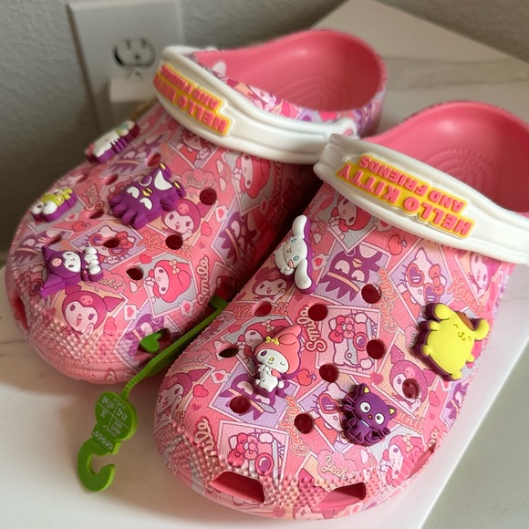 Hello Kitty Crocs with charms included - Picture 2 of 4